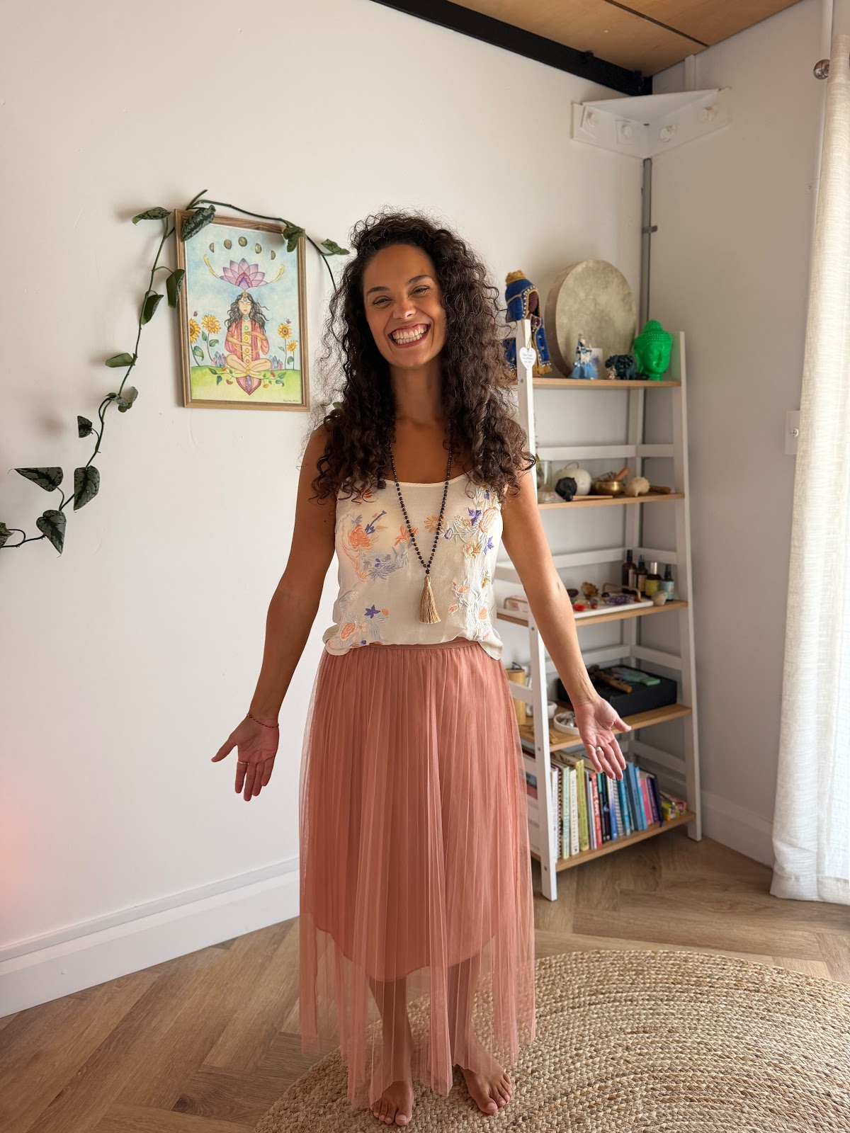 Thaís Hillen smiling with open arms in the studio